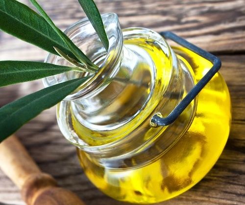 uomo che prende il multivitaminico femminile uomo che prende il multivitaminico femminile